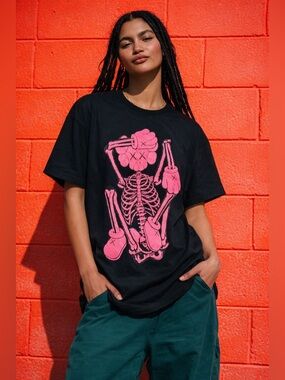 🆕 KAWS Companion Skeleton NEW FICTION T-shirt NWOT XL Unisex